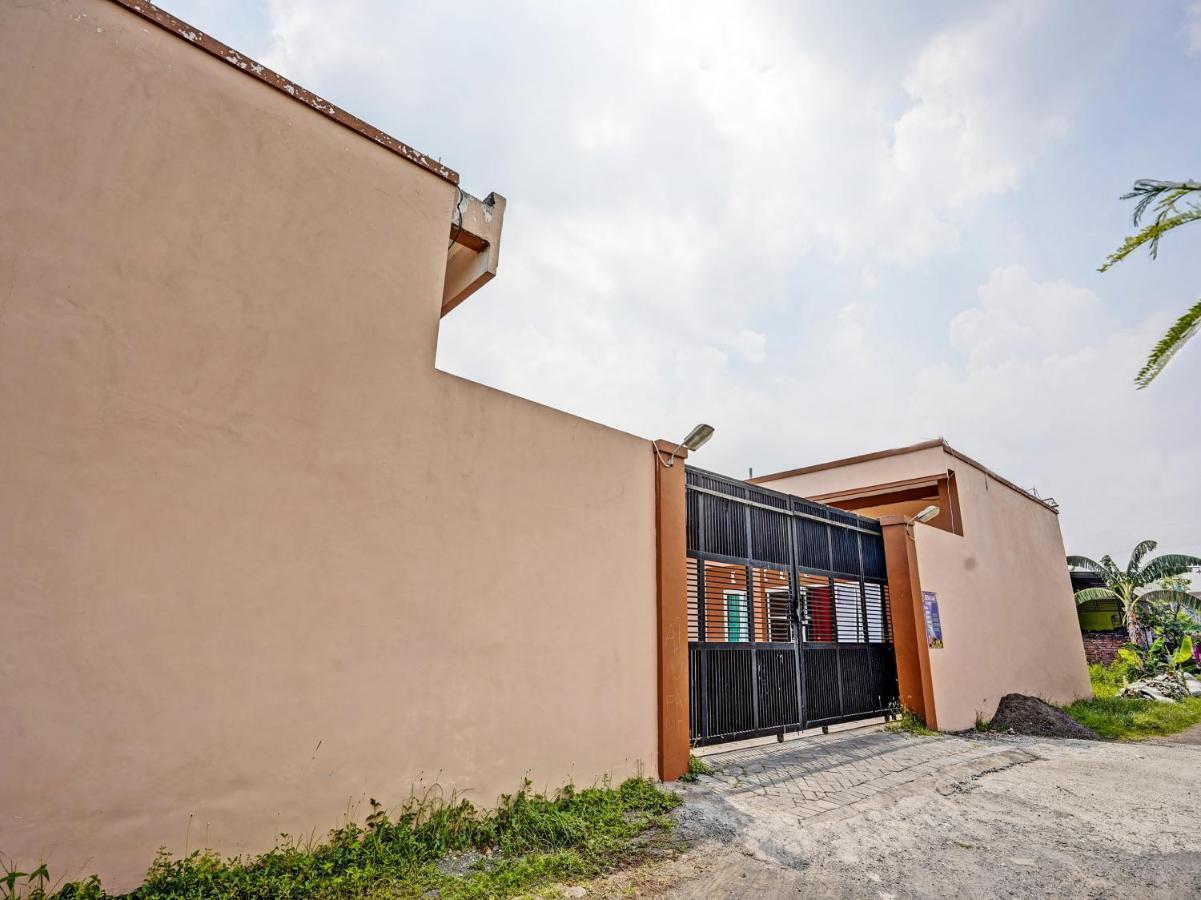 Hotel Oyo 92006 Kost Sejahtera Syariah Sidoarjo Exterior foto