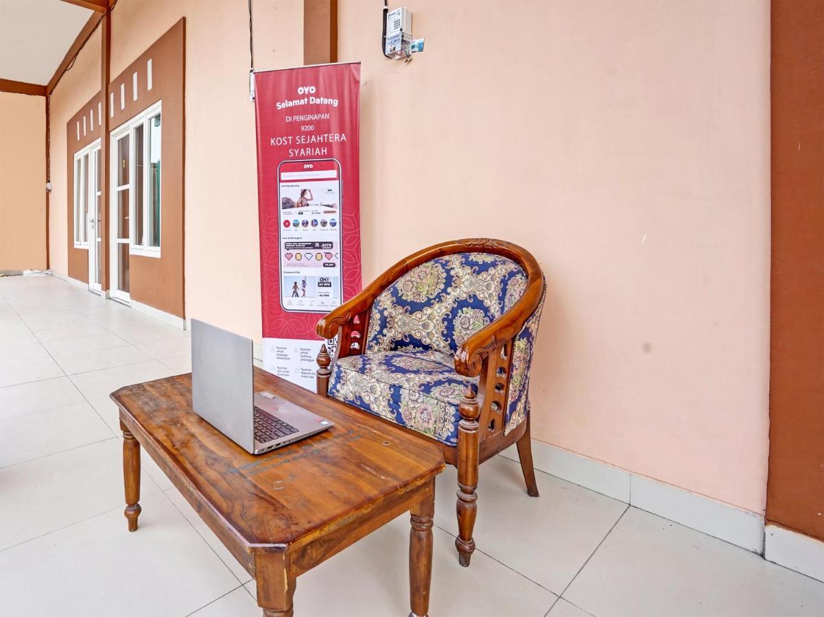 Hotel Oyo 92006 Kost Sejahtera Syariah Sidoarjo Exterior foto